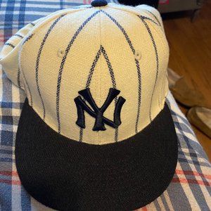 New York Yankees Fitted Hat  Size: 7 and 5/8